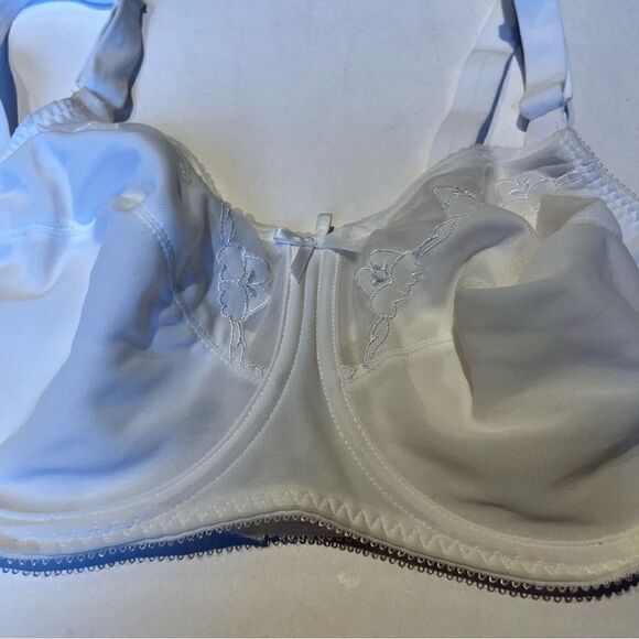 Bali Bra White 36D Underwire, no padding, wider adjustable straps. - Picture 7 of 9
